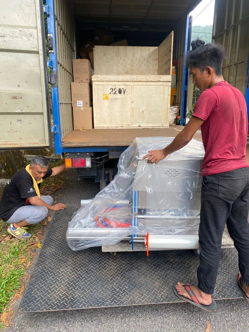 Barang besar dibungkus sebelum dimuatkan