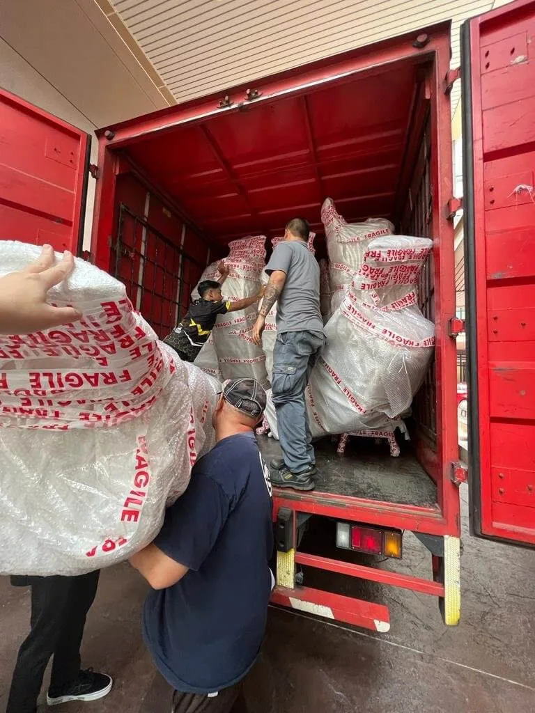 Kargo berbalut pelindung dimuatkan ke dalam lori